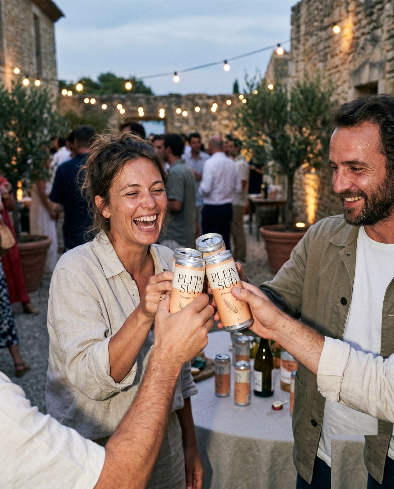 Invités qui trinquent au lancement Plein Sud